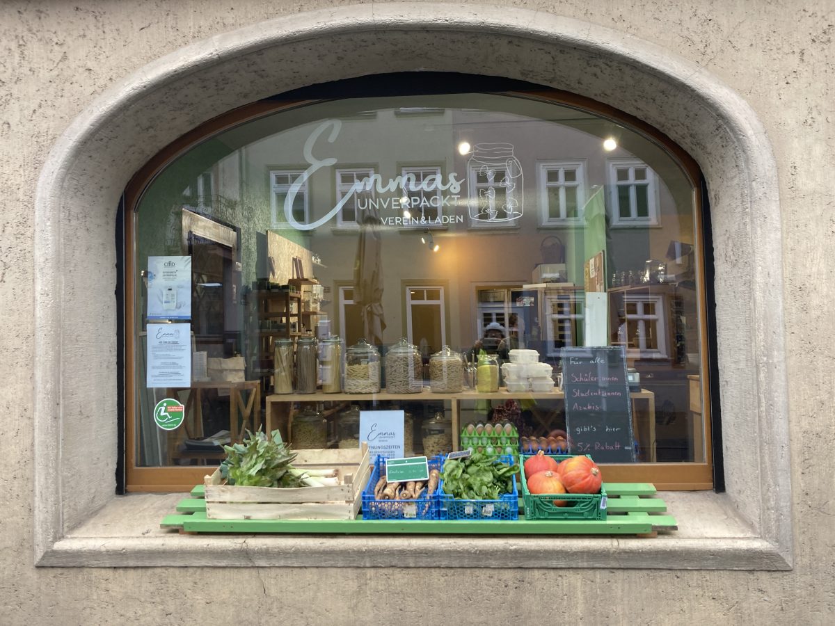 Das Bild zeigt die Ladenfront des Unverpacktladens Emmas Unverpackt