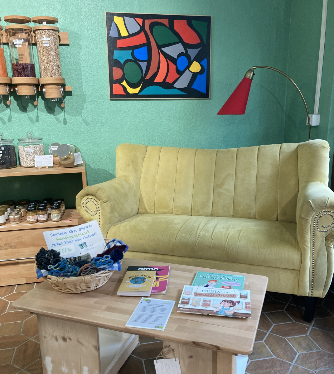 Das Bild zeigt ein gelbes Sofa im Unverpacktladen Emmas Unverpackt in Fulda.